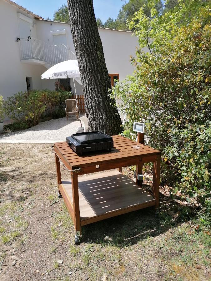 Le Clos Zinou Lambesc Exteriör bild