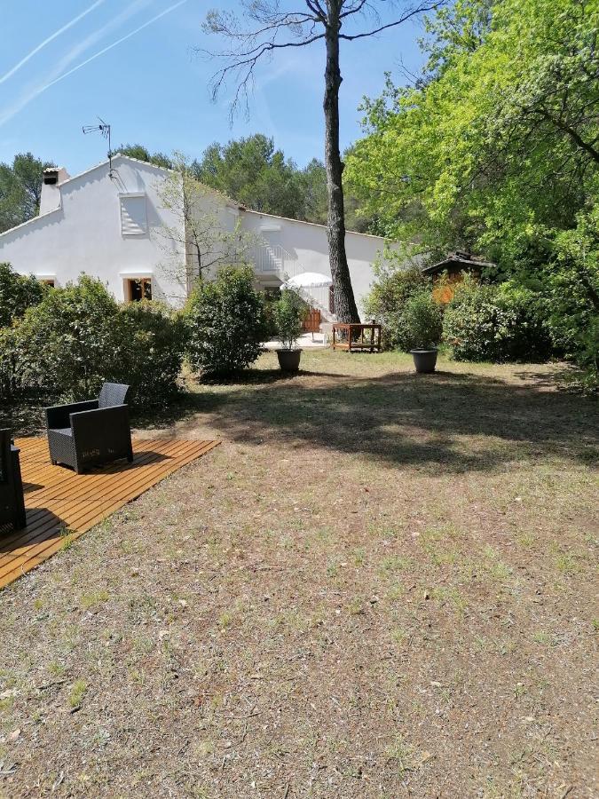 Le Clos Zinou Lambesc Exteriör bild
