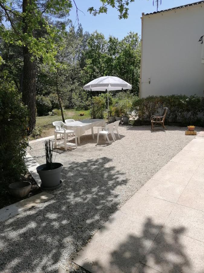 Le Clos Zinou Lambesc Exteriör bild